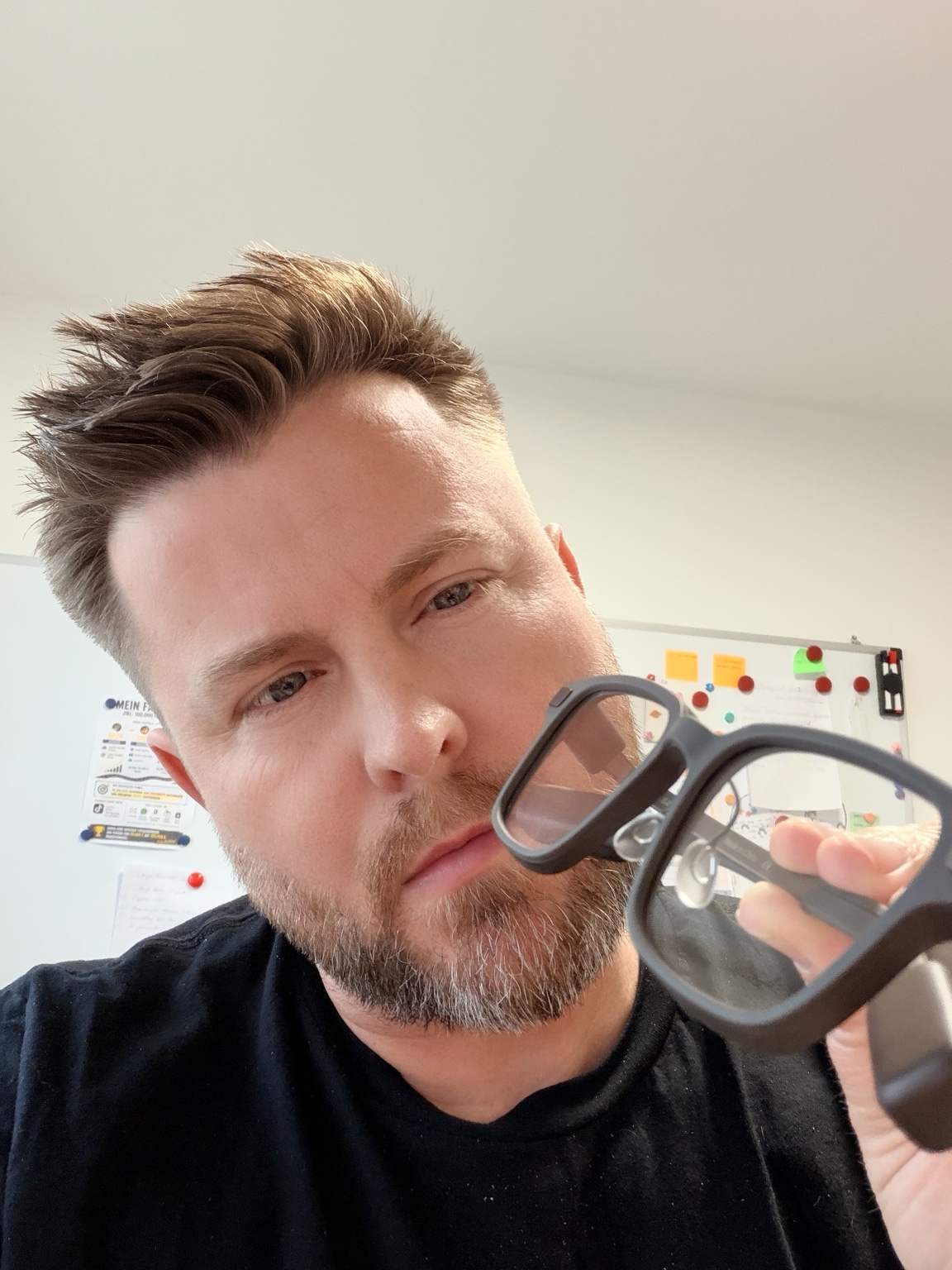 Sven schaut sich eine Smart-Brille aus der Nähe an.